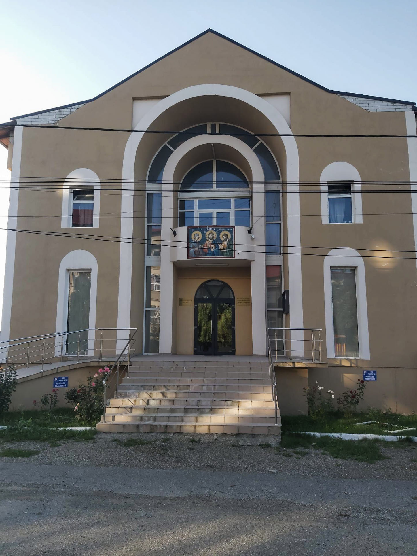 Noi îți suntem acasă când îți este greu